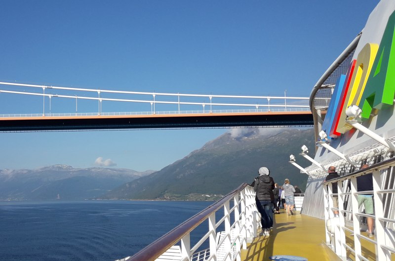 AIDAsol passiert die neue Hardangerbrücke