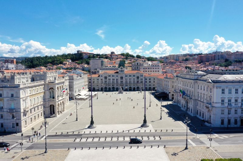 Piazza Unità d'Italia öffnet sich zum Meer