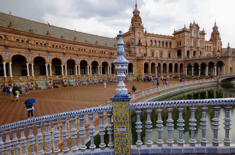 Die Plaza de España an einem der seltenen Regentage