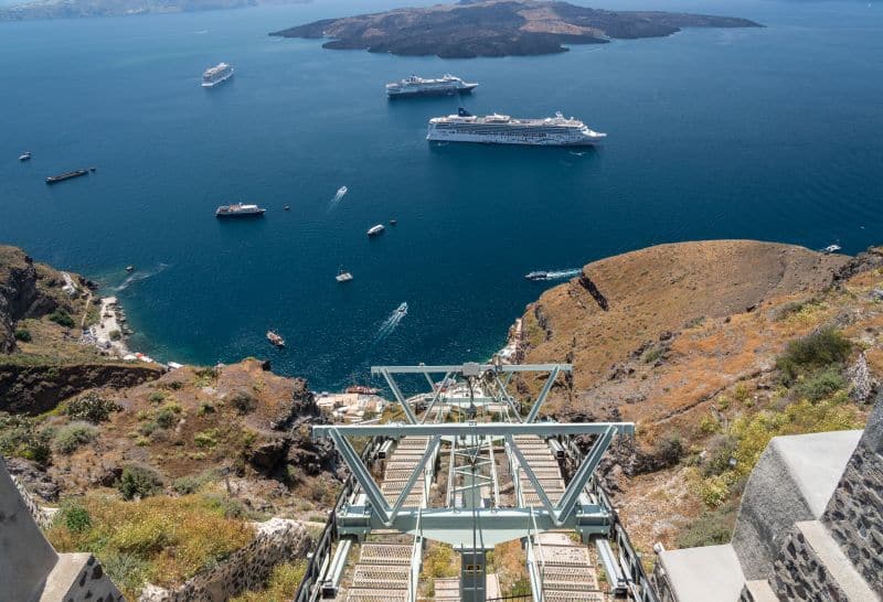 Die Seilbahn von Santorin fährt vom Old Port nach Fira