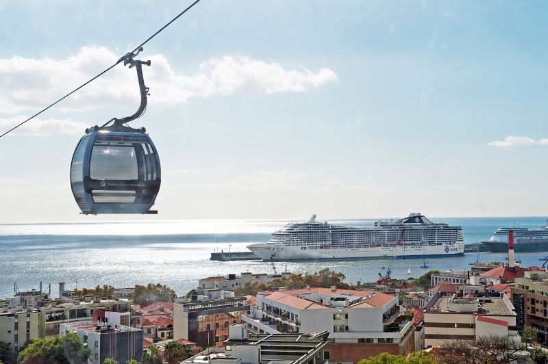 Die Seilbahn nach Monte, Im Hintergrund sieht man ein Kreuzfahrtschiff in Funchal