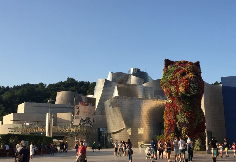 Die Statue Puppy von Jeff Koons vor dem Guggenheim Bilbao