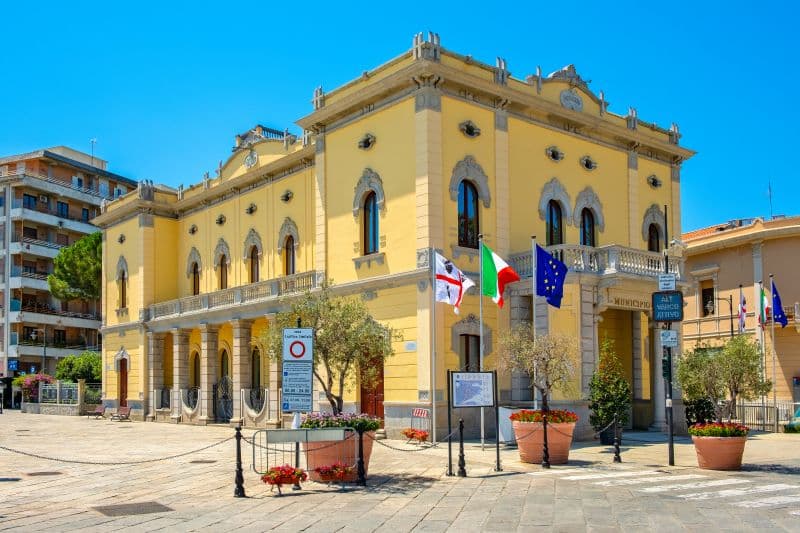 Die Touristeninformation im Rathaus ist eine wichtige Drehscheibe für den Tag in Olbia auf eigene Faust