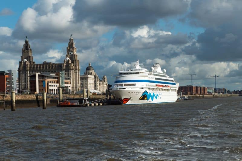 Die (ehemalige) AIDAcara in Liverpool, einem Topziel für Landausflüge auf den Britischen Inseln
