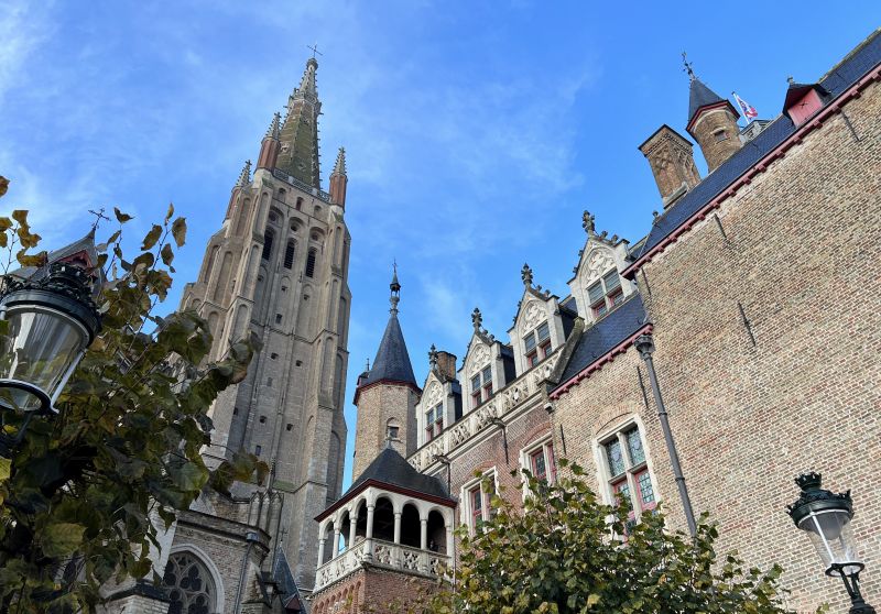 Die mächtige Onze-Lieve-Vrouwekerk in Brügge