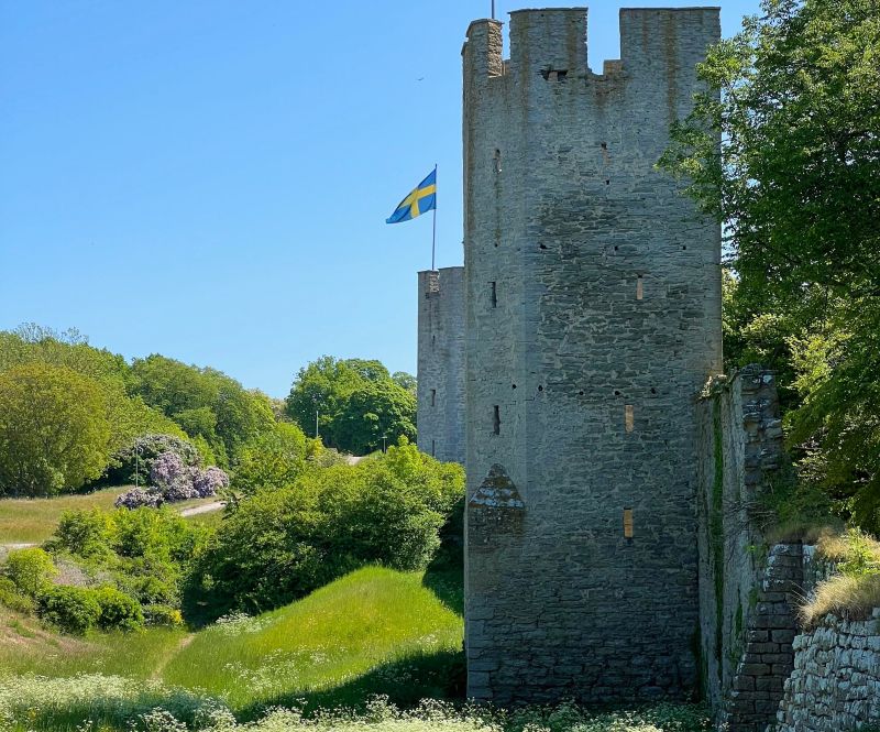 Die mächtige Stadtmauer ist gut erhalten