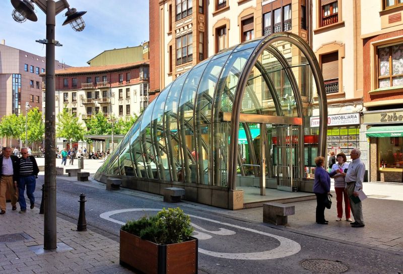 Die markanten gläsernen Metro-Eingänge von Bilbao (Getxo)