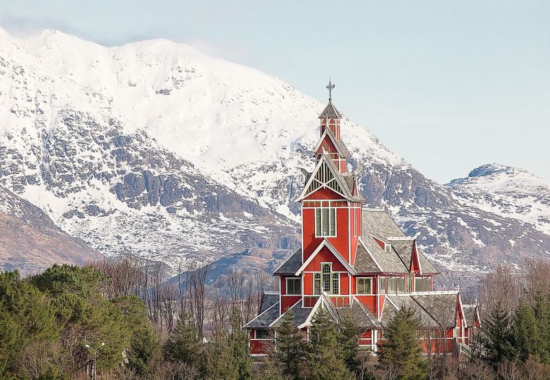 Die rote Buksnes Kirche