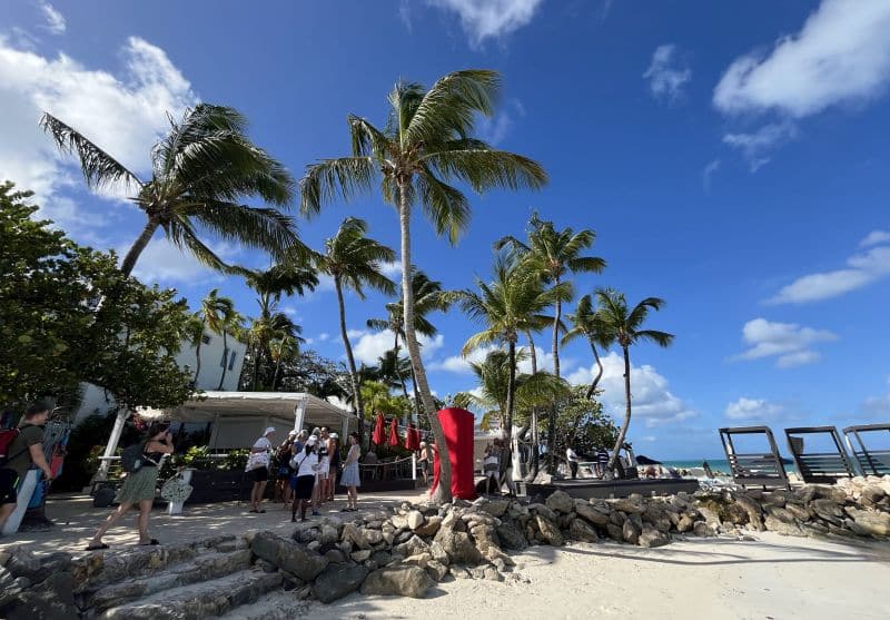 Die rote Telefonzelle am Dickinson Bay Beach auf Antigua