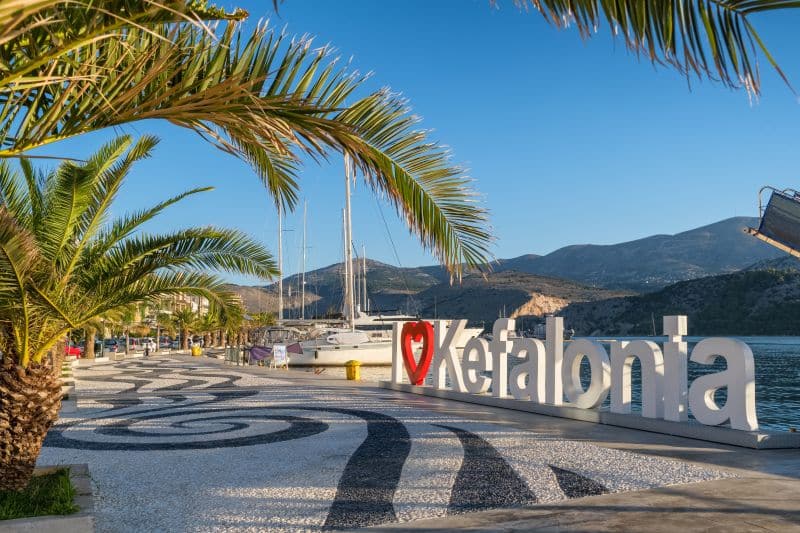 Die schöne Uferpromenade von Argostoli