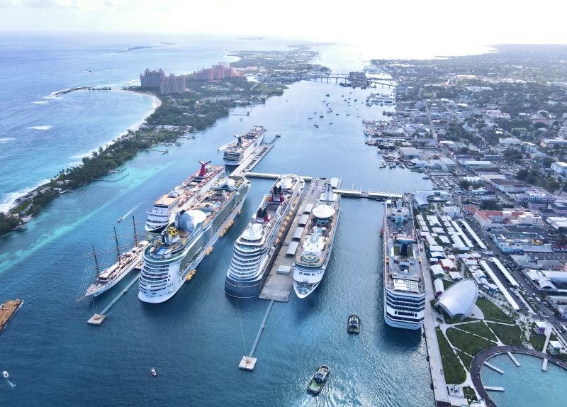 Ein Blick aus der Luft verdeutlicht die Ausmaße dieses Kreuzfahrthafens in Nassau