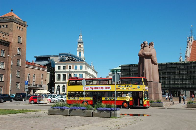 Ein Bus der Riga Sightseeing Tour in Riga
