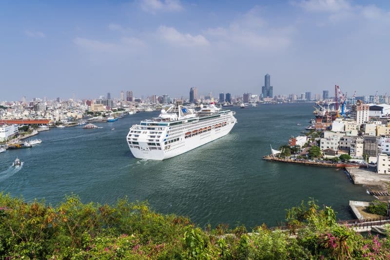 Ein Kreuzfahrtschiff erreicht Kaohsiung