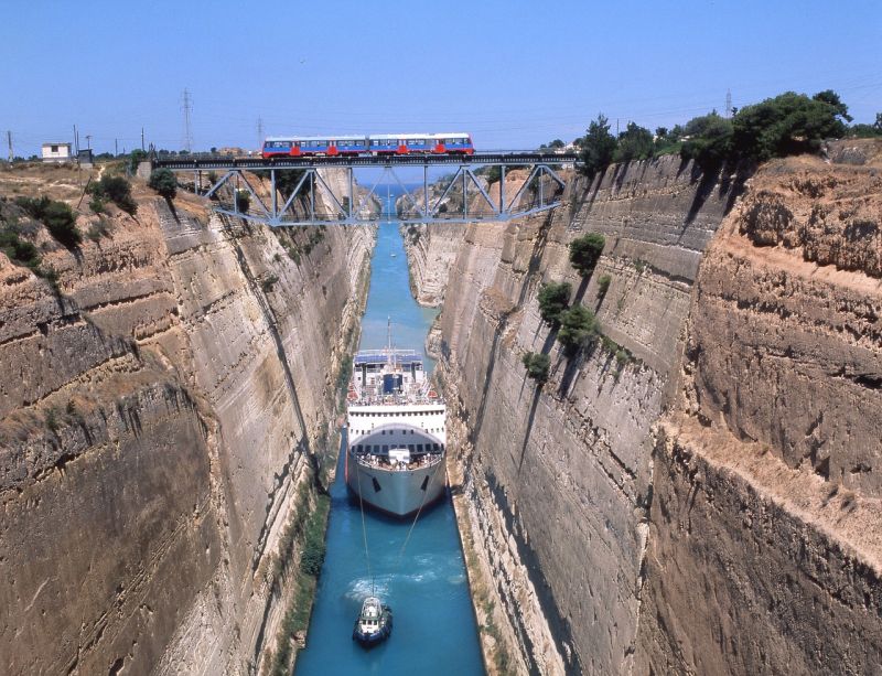 Ein Schiff wird durch den Kanal von Korinth geschleppt