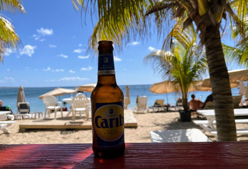 Ein kühles Bier am Cockleshell Beach auf St. Kitts