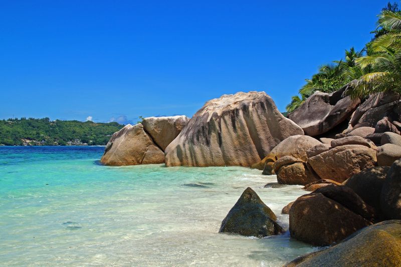 Eindrucksvolle Granitformationen sind typisch für die Strände der Seychellen