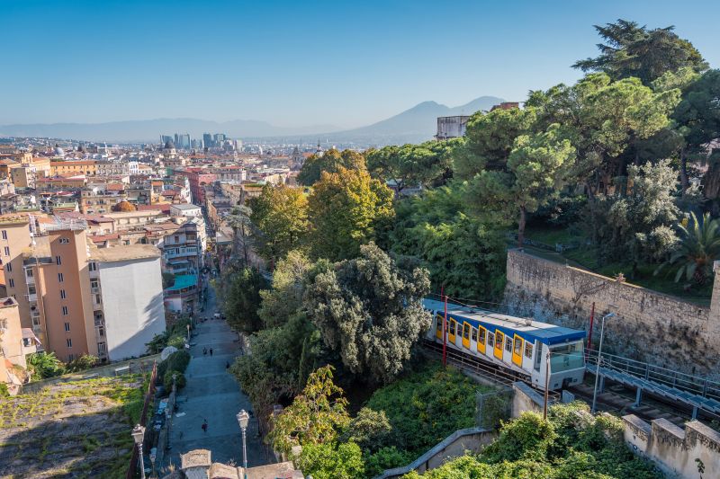 Eine Standseilbahn (Funicolare) in Neapel