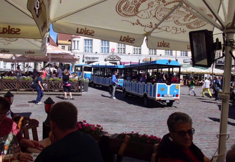 Eine kleine Bimmelbahn am Rathausplatz (fährt nicht zum Hafen)