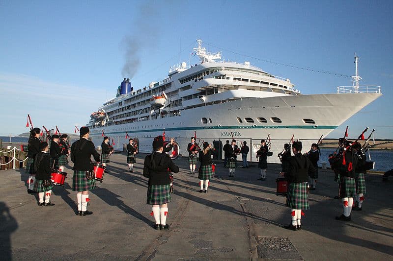 Freundlicher Empfang der MS Amadea in Invergordon