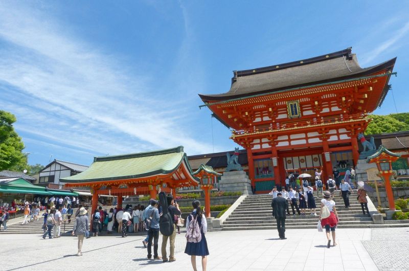 Fushimi Inari Taisha. Durch 1000 Tore zum Schrein gehen
