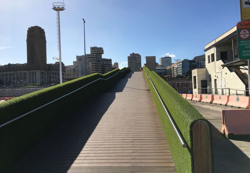 Fußgängerbrücke zur Plaza Espana in Santa Cruz (Teneriffa)