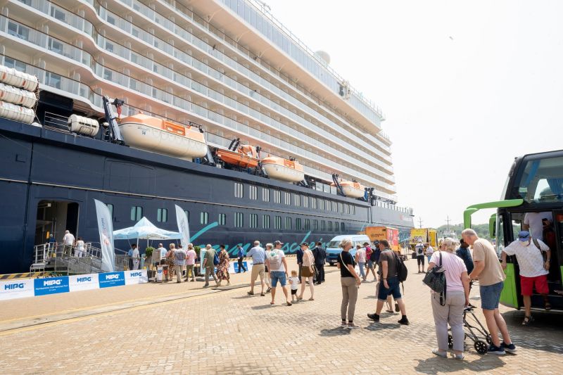 Gäste von TUI Cruise kehren von einem Landausflug in Hambantota zurück