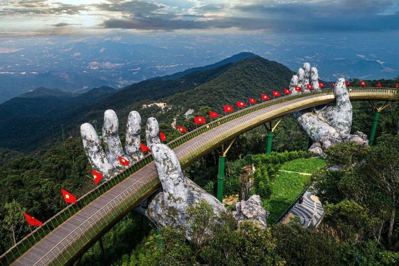 Die ikonische Golden Bridge in den Ba Ha Hills