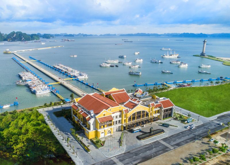 Blick auf den Kreuzfahrthafen in Ha Long City mit dem modernen Kreuzfahrtterminal