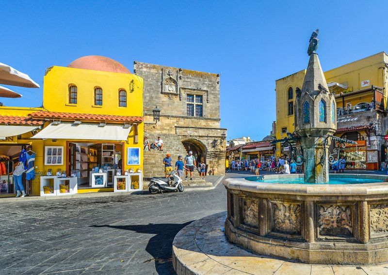 Hippokratesplatz mit dem Eulenbrunnen in Rhodos-Stadt
