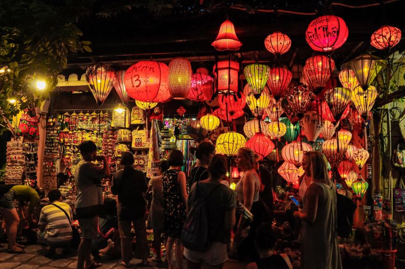 Hoi An ist am Abend mit den berühmten Laternen