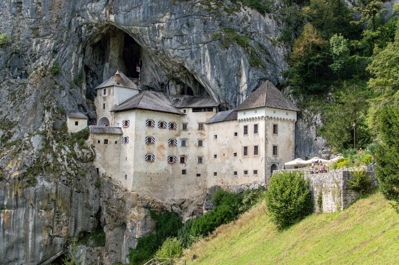 Landausflüge in Triest zur Höhlenburg Predjama