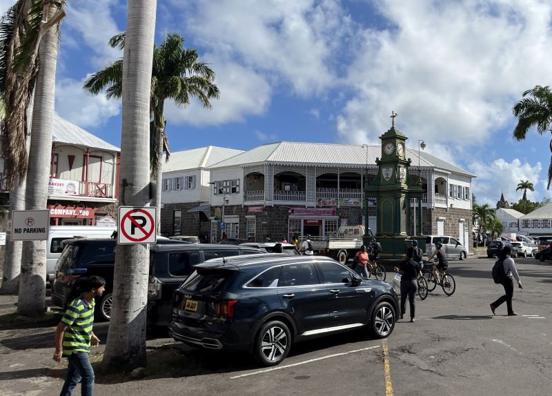 Der Circus mit dem Berkeley Memorial in Basseterre auf St. Kitts