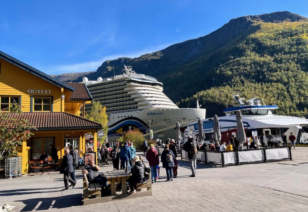 In Flåm gibt es Gastronomie und viele Einkaufsmöglichkeiten