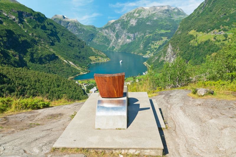 Installation Fjordsetet am Aussichtspunkt Flydalsjuvet