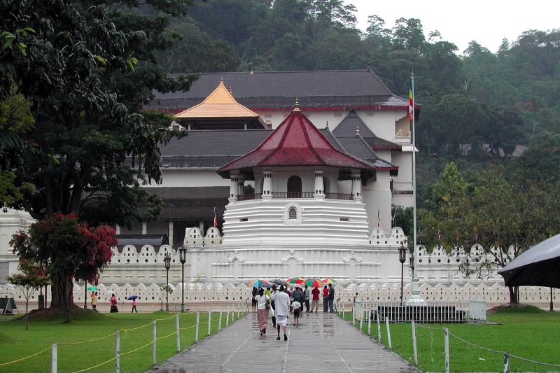 Sri Dalada Maligawa, auf Deutsch häufig der Zahntempel, ist ein buddhistischer Tempel in Kandy, Sri Lanka