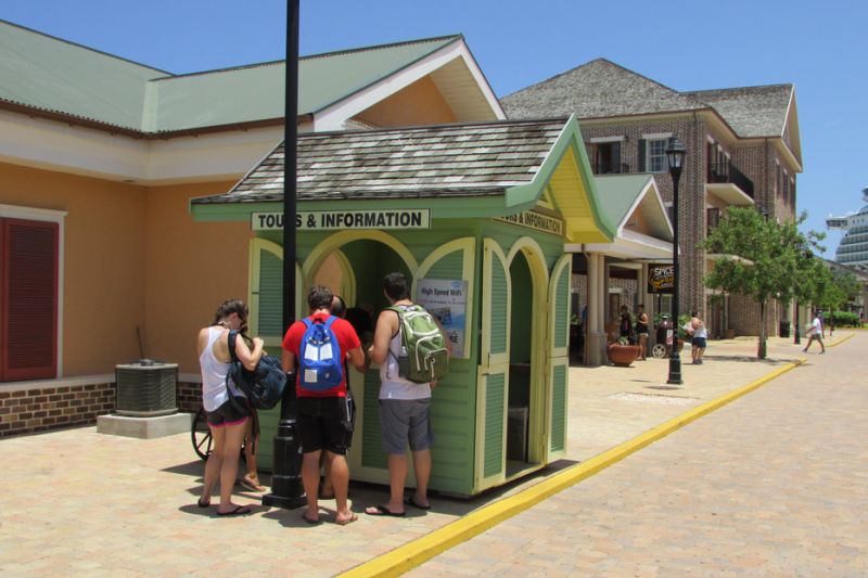 Kiosk der Touristeninformation im Kreuzfahrthafen von Falmouth