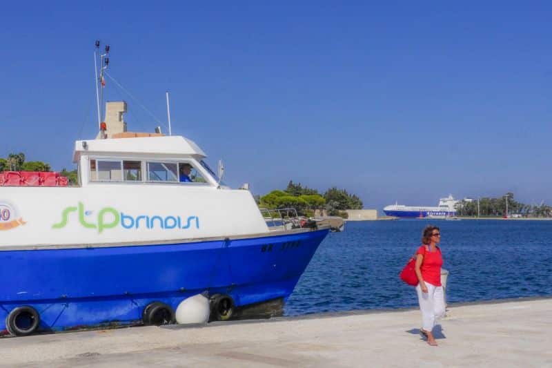Kleine Fähren überqueren in Brindis den inneren Hafen