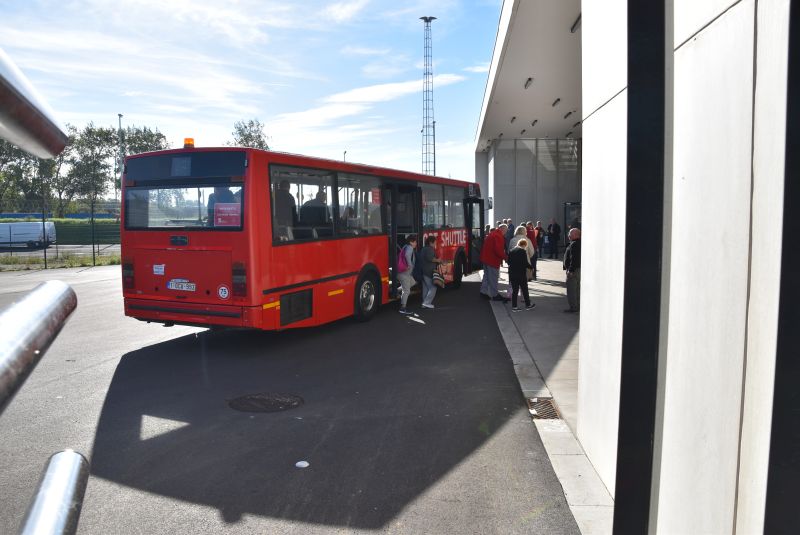 Kostenlose Shuttlebusse bringen die Landausflügler zum Cruise Terminal in Zeebrügge