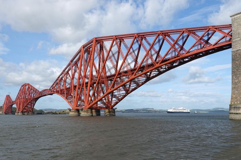Kreuzfahrtschiff ankert bei der ikonischen Forth Bridge