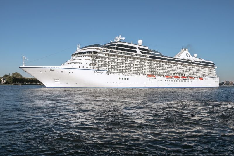 Kreuzfahrtschiff fährt auf dem Noordzeeknaal nach Amsterdam