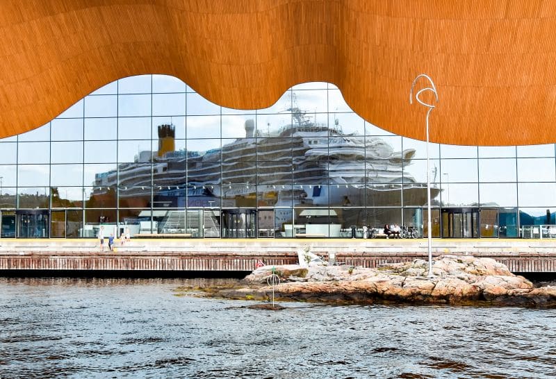 Kreuzfahrtschiff spiegelt sich im benachbarten Kilden Performing Arts Center