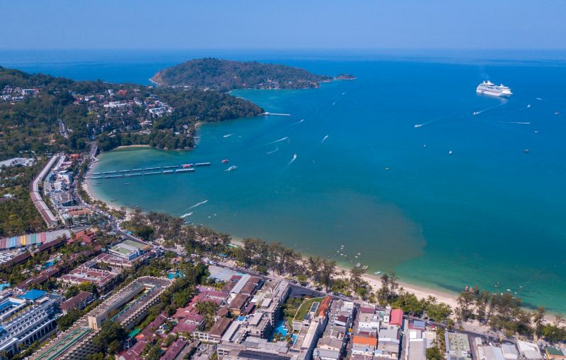 Kreuzfahrtschiff ankert vor Patong