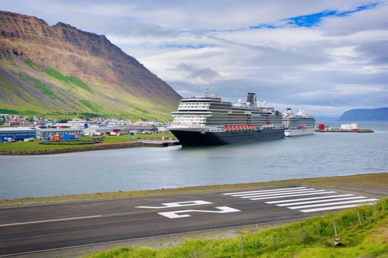 Kreuzfahrtschiffe am Ísafjörður New Cruise Ship Dock