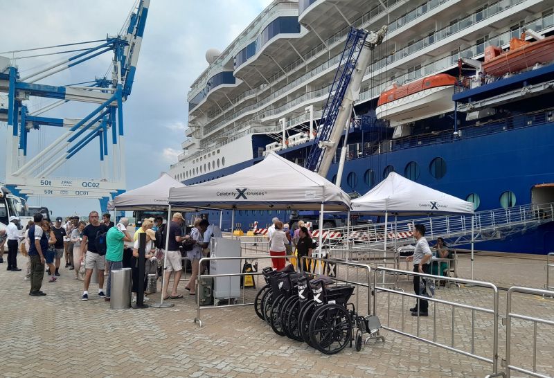 Kreuzfahrtschiffe machen im Industriehafen von Hambantota fest