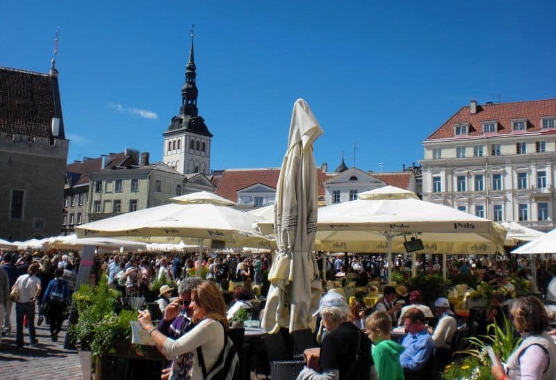Lebhafter Betrieb auf dem Rathausplatz in Tallinn