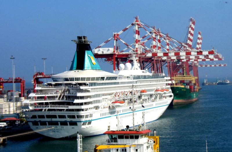 MS Artania am Colombo Port Passenger Terminal