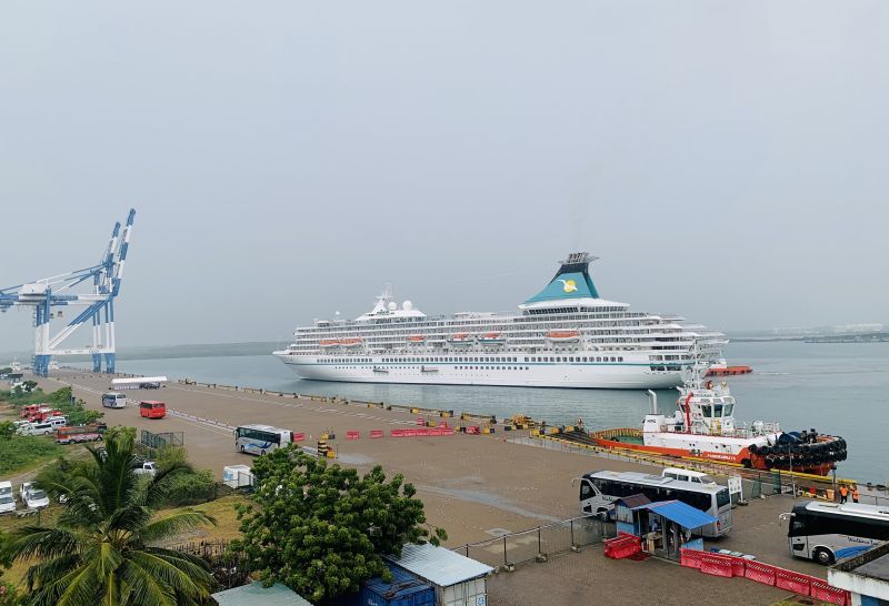 MS Artania macht in Hambantota fest