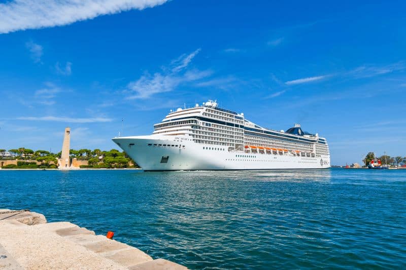 MSC Musica im inneren Hafen von Brindisi