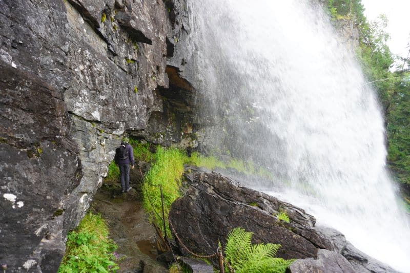 Man kann dem Tvinnefossen ganz nahe kommen