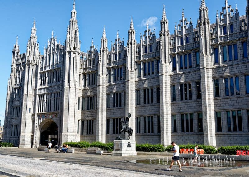 Marischal College in Aberdeen auf eigene Faust erkunden